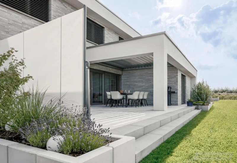 Hellgraue Seiten-Markise als seitlicher Sonnenschutz