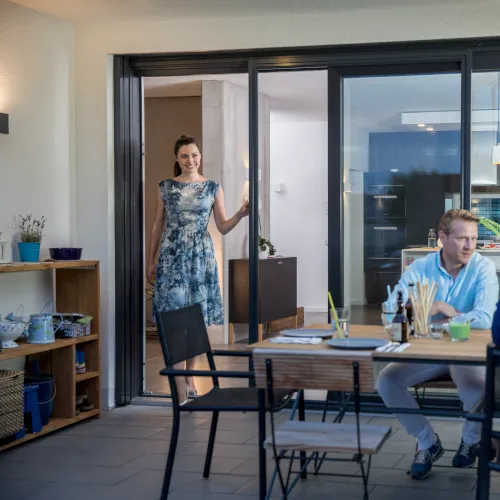 Frau beim Öffnen der Insektenschutztüre