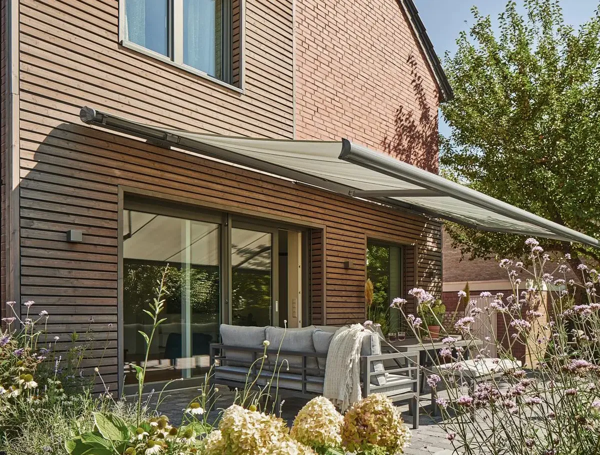 Hellgraue Terrassenmarkise über dem Sitzbereich