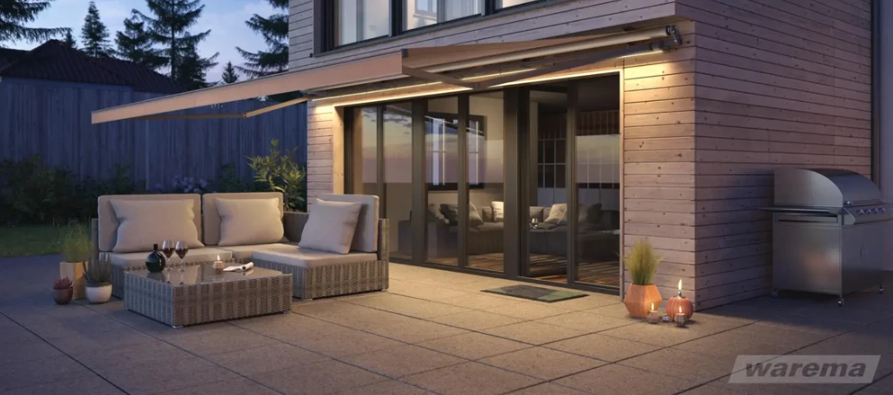 Braune Terrassenmarkise über dem Outdoor-Sitzbereich