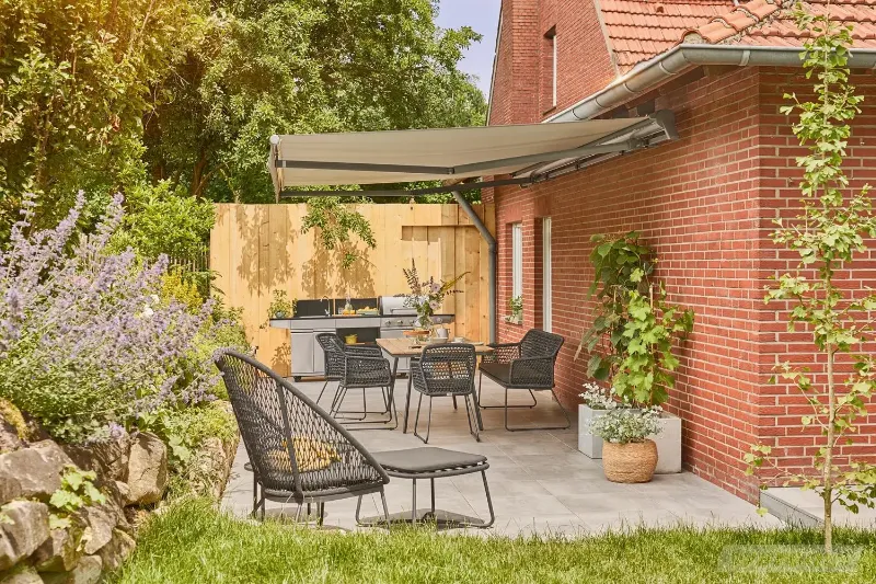 Halbkassetten-Markise in beige über dem Sitzbereich