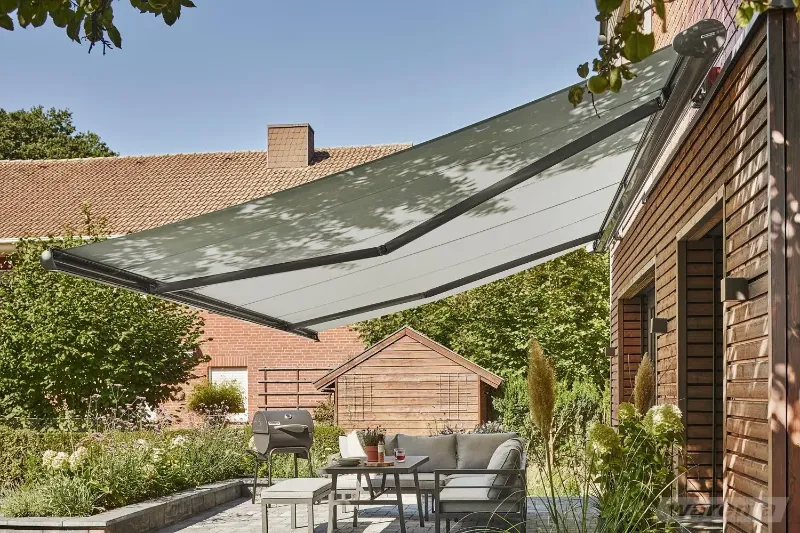 Grüne Terrassenmarkise über dem Sitzbereich